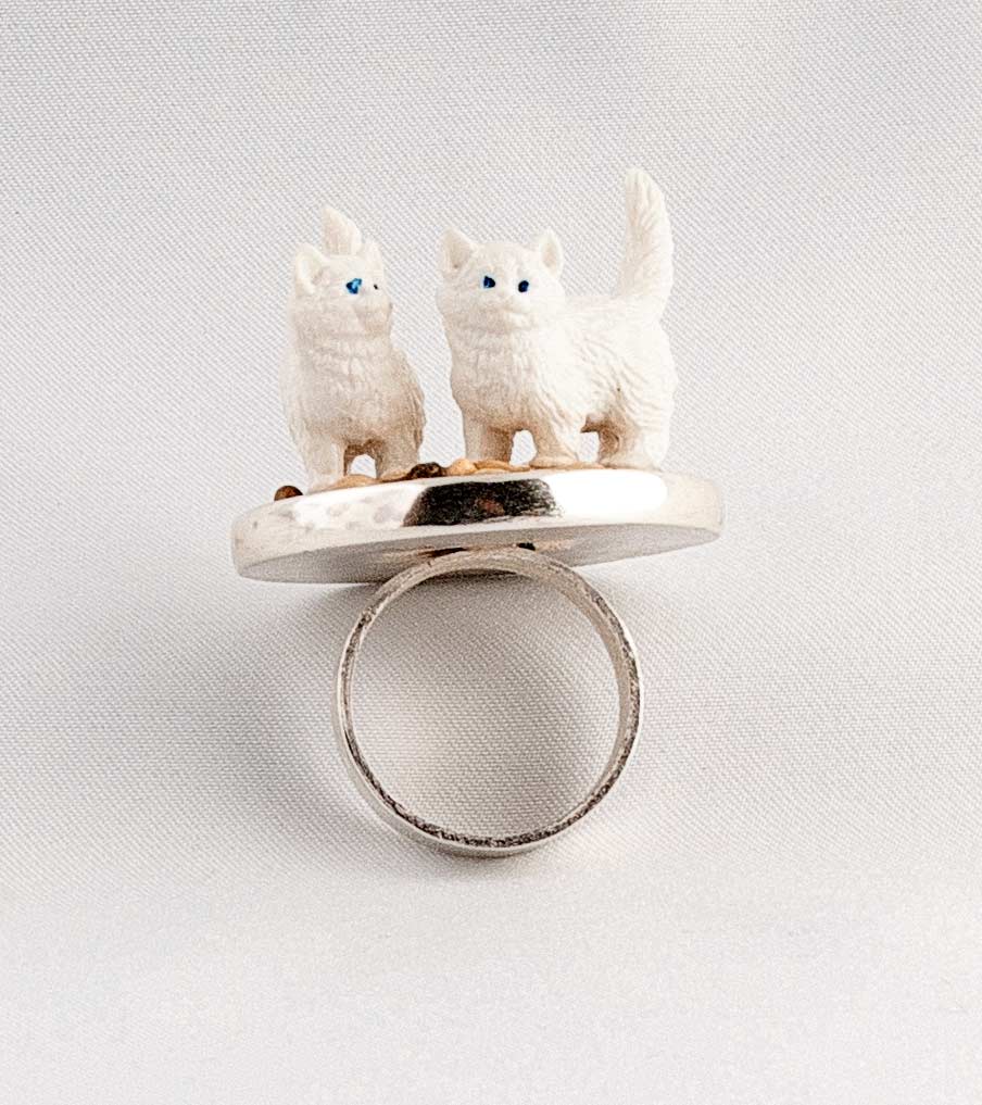 Witte katten ring vooraanzicht | Sieraad - Belinda Brama