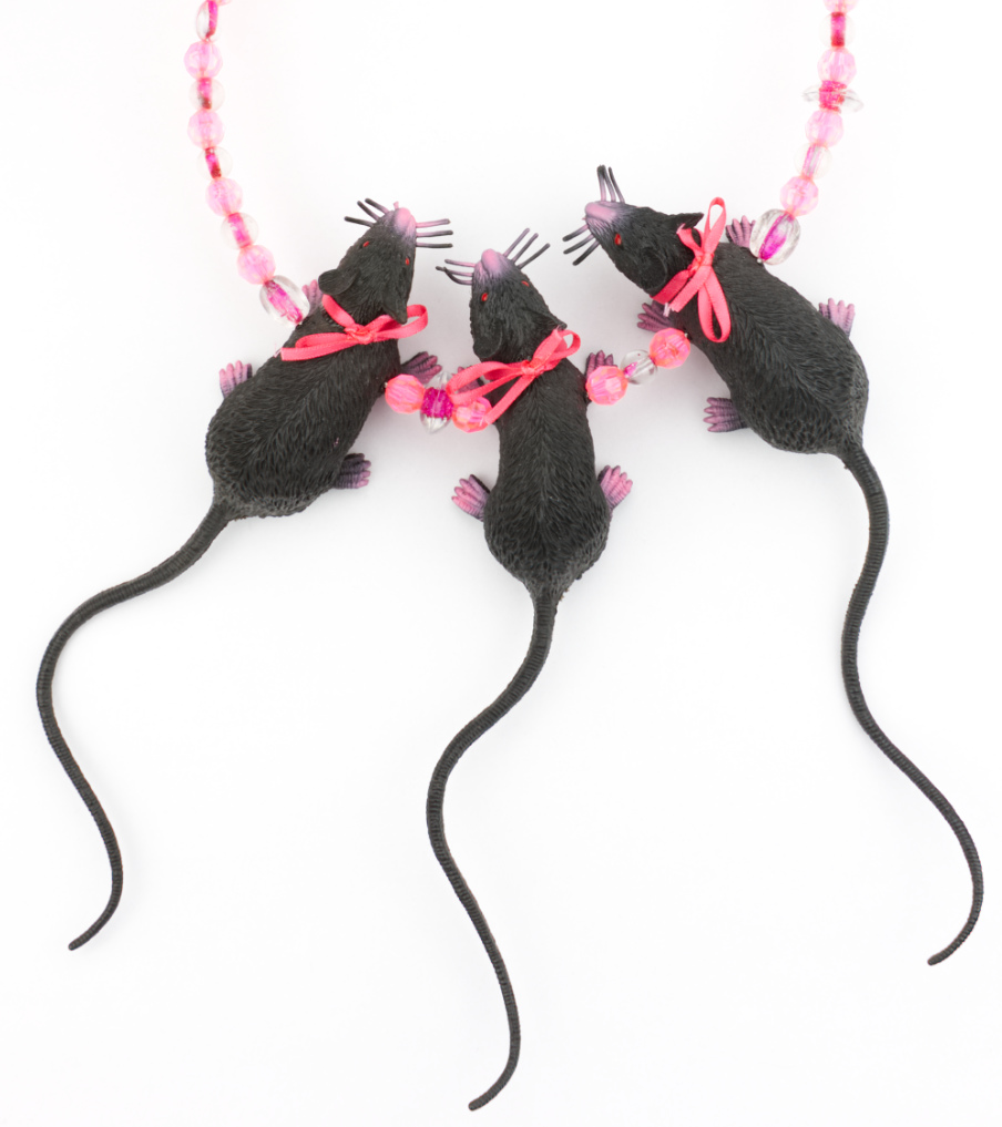 Pink rats - hanger | Sieraad - Belinda Brama