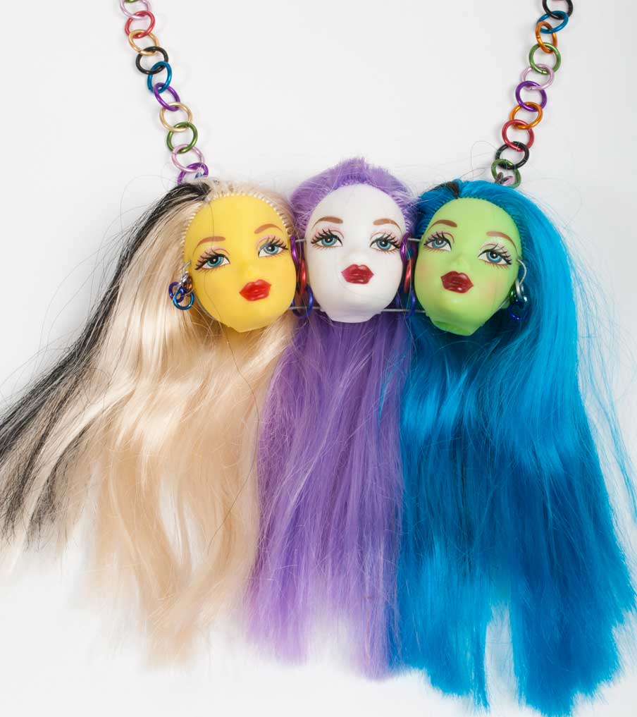 Drie gekleurde barbiehoofden ketting | Sieraad - Belinda Brama