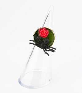 Spider red rose - ring | Sieraad - Belinda Brama